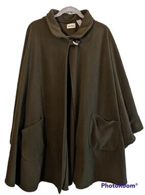 NWOT Le Moda Ladies Olive Green Fleece Wrap Pockets One Button Poncho OS